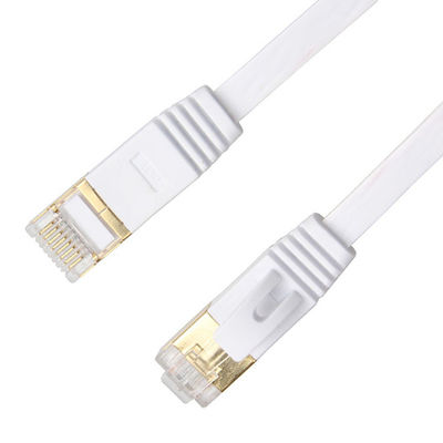 Cat6ネットワークのイーサネットLANは金によってSnagless保護されるRj45のコネクターとの白いケーブルで通信する