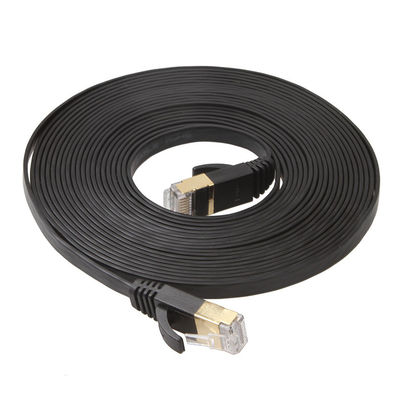 Cat6 UTPのイーサネットLANはコンピュータのための平らで短く黒い色をケーブルで通信する