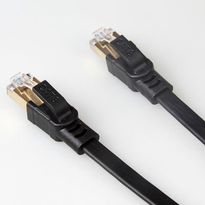 金が付いている黒い保護されたCat8平らなイーサネット ケーブルはRJ45コネクターをめっきした