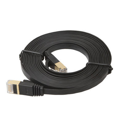 Cat6 UTPのイーサネットLANはコンピュータのための平らで短く黒い色をケーブルで通信する