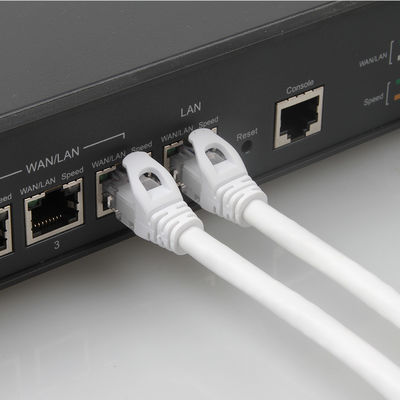 白いUTP Cat6のRJ45コネクターが付いている24AWG 7/0.2ポリ塩化ビニールLSZHのジャケットをパッチ・コード